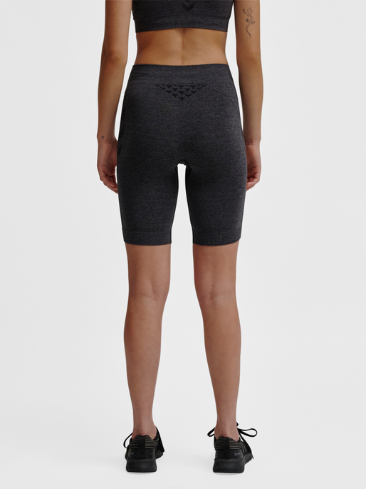 hmlCI SEAMLESS CYCLING SHORTS, BLACK MELANGE, model