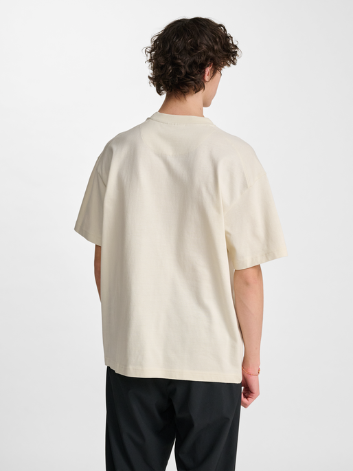 hmlLOOSE T-SHIRT S/S SW, TOFU, model