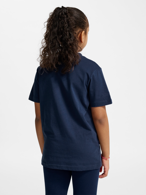 hmlJR BASE T-SHIRT S/S, DRESS BLUES, model