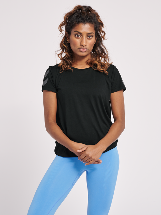 hmlMT TAYLOR T-SHIRT, BLACK, model