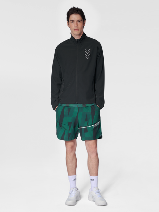 hmlCOURT AOP POCKET SHORTS, RAIN FOREST, model
