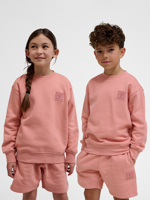 hmlCLEAN SWEATSHIRT, ROSE DAWN, model