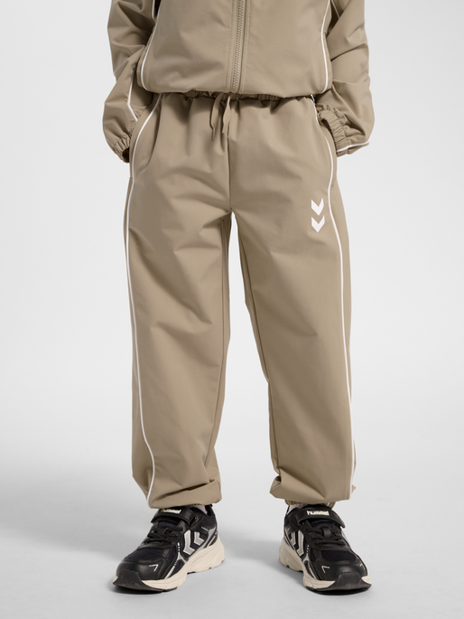 hmlJR STREET TRACKSUIT PANTS, SILVER MINK, model