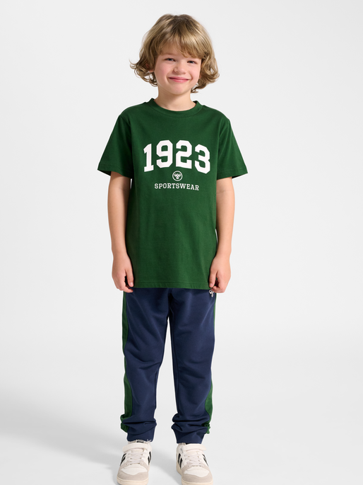 hmlJR GRAPHIC 1923 T-SHIRT S/S, DARK GREEN, model