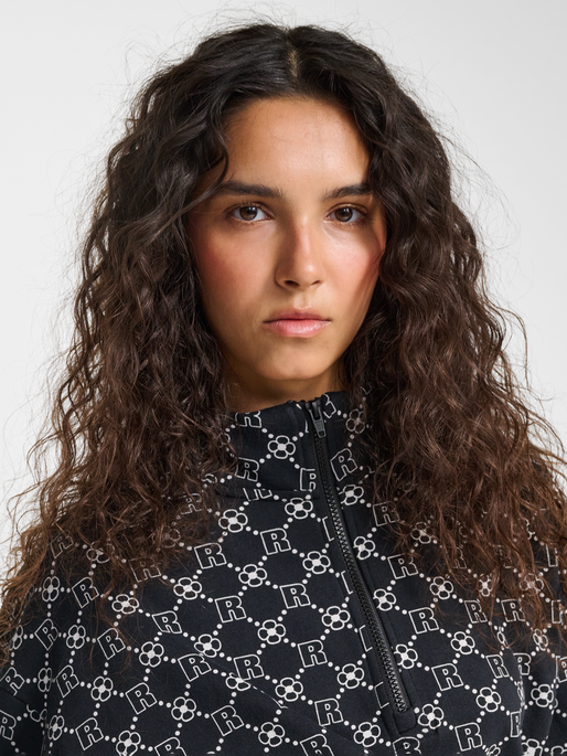 hmlOVERSIZED HALFZIP DBU ROTATE, BLACK, model