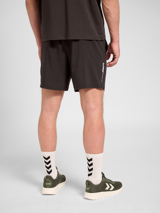 hmlPULSE WORKOUT SHORTS, AFTER DARK, model