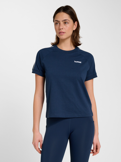 hmlPULSE PIPING W T-SHIRT S/S, DRESS BLUES, model