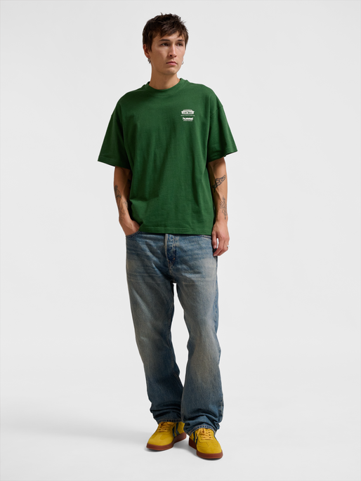 hmlLOOSE T-SHIRT S/S BEES STADIUM, EDEN, model