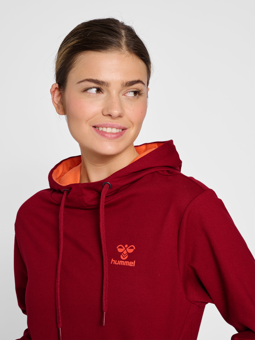 hmlOFFGRID COTTON HOODIE WO, RHUBARB/NASTURTIUM, model
