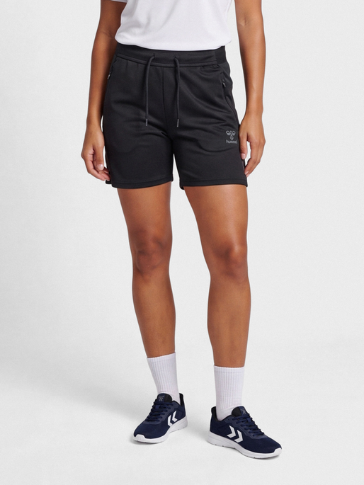 hmlCIMA 2.0 SHORTS WOMAN, BLACK, model