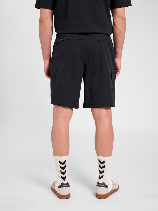 hmlTECH SHORTS, BLACK, model