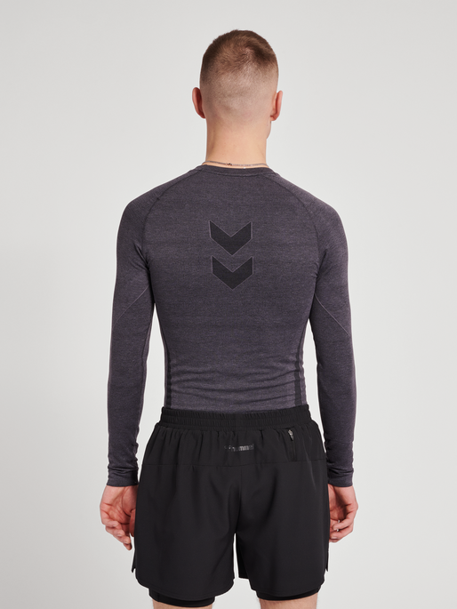 hmlTE MIKE SEAMLESS T-SHIRT L/S, BLACK/ASPHALT MELANGE, model