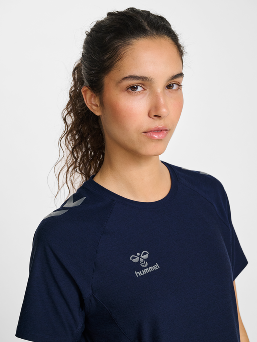hmlCIMA 2.0 JERSEY S/S WOMAN, MARINE MELANGE, model