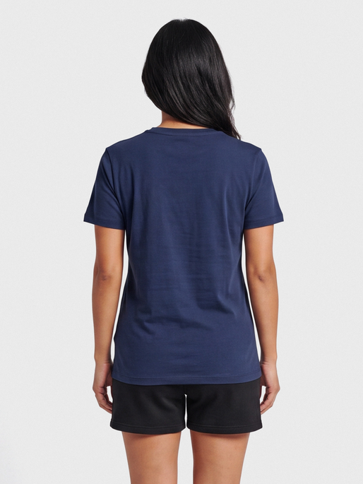 hmlMOVER COTTON T-SHIRT S/S WOMAN, MARINE, model