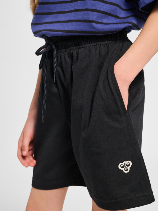 hmlJR LOOSE STRIPED SET BEE, DEEP COBALT, model