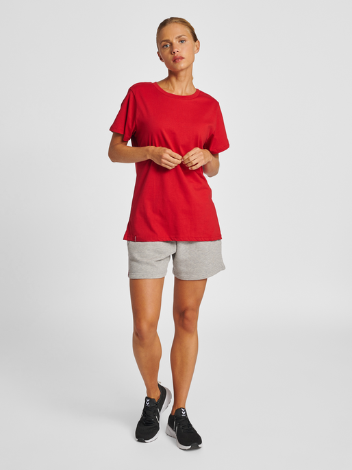 hmlRED HEAVY T-SHIRT S/S WOMAN, TANGO RED, model