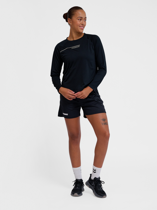 hmlCOURT LIGHT WEIGHT T-SHIRT L/S W, BLACK, model