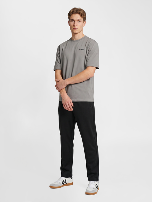hmlHIIT LOOSE T-SHIRT S/S, SHARKSKIN, model