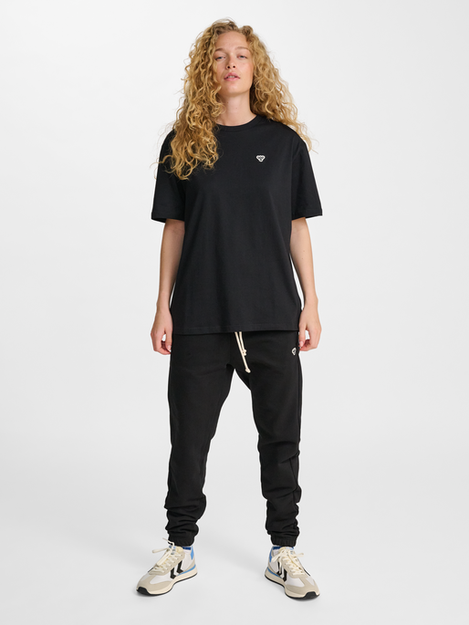 hmlLOOSE T-SHIRT BEE S/S, BLACK, model