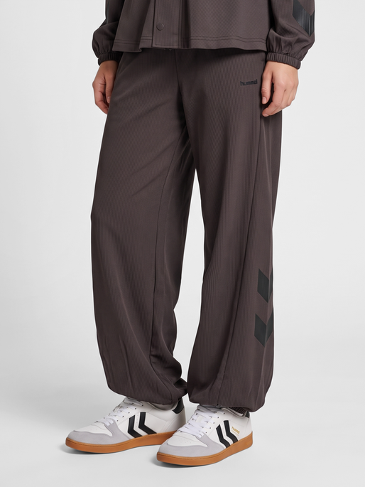 hmlI-D BALLOON STRIPE TROUSERS, SHALE, model