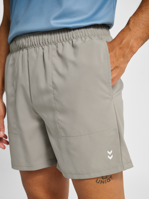 hmlPULSE WORKOUT SHORTS, ROCK RIDGE, model