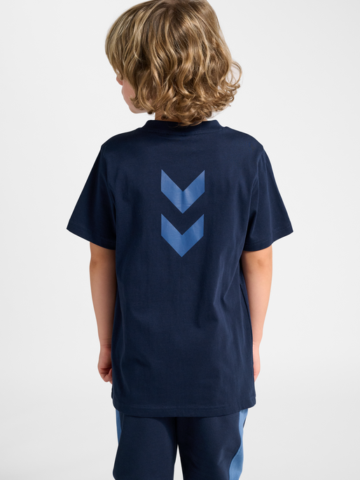 hmlJR GRAPHIC 1923 T-SHIRT S/S, DRESS BLUES, model