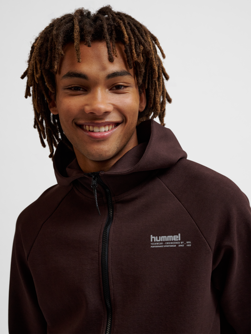 hmlTECH FLEECE REGULAR ZIP HOODIE, CHOCOLATE PLUM, model