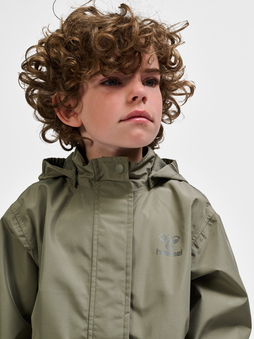 hmlNESSIE RAINSUIT, VETIVER, model