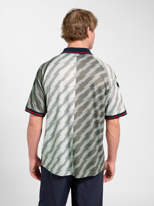 hmlWORLD 26 SOCCER JERSEY, LUNAR ROCK, model