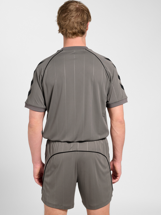 hmlPITCH T-SHIRT S/S, CHARCOAL GRAY, model