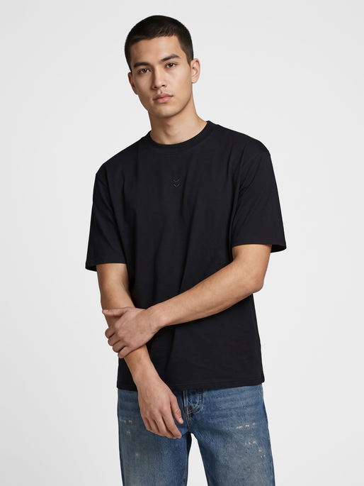 hmlPULSE PREMIUM T-SHIRT S/S, BLACK, model