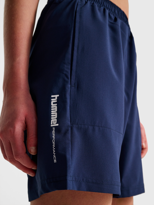hmlPULSE WORKOUT SHORTS, DRESS BLUES, model