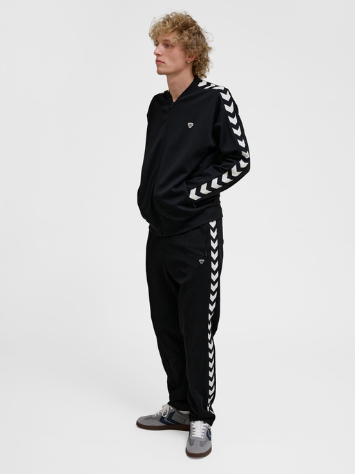 hmlARCHIVE REGULAR POLY ZIP JACKET, BLACK, model