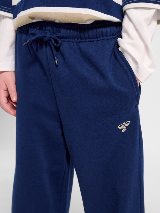 hmlJR JUMP BOXY SWEATPANTS, MEDIEVAL BLUE, model