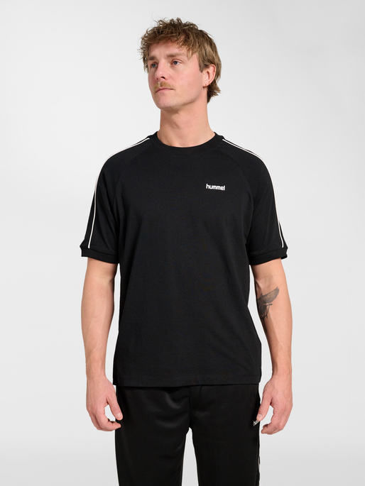 hmlCLUB REST DAY T-SHIRT S/S, BLACK, model