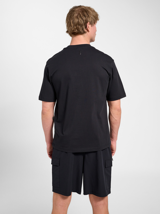 hmlKEEPER LOGO T-SHIRT S/S, BLACK, model