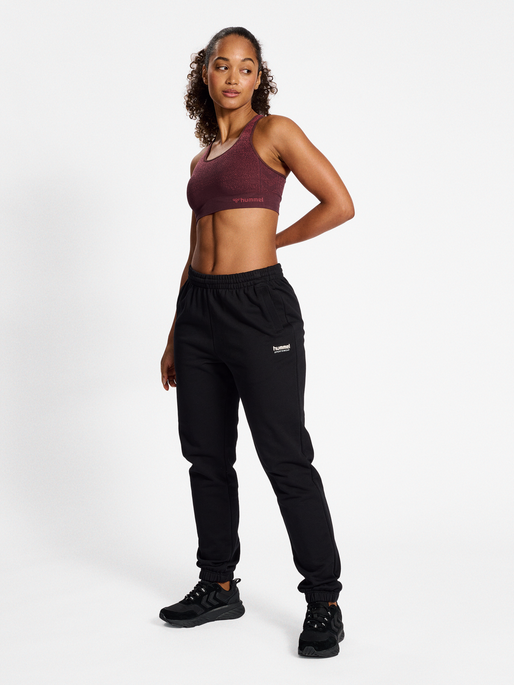 hmlMT FADE SEAMLESS SPORTS TOP, BITTER CHOCOLATE/MINERAL RED, model