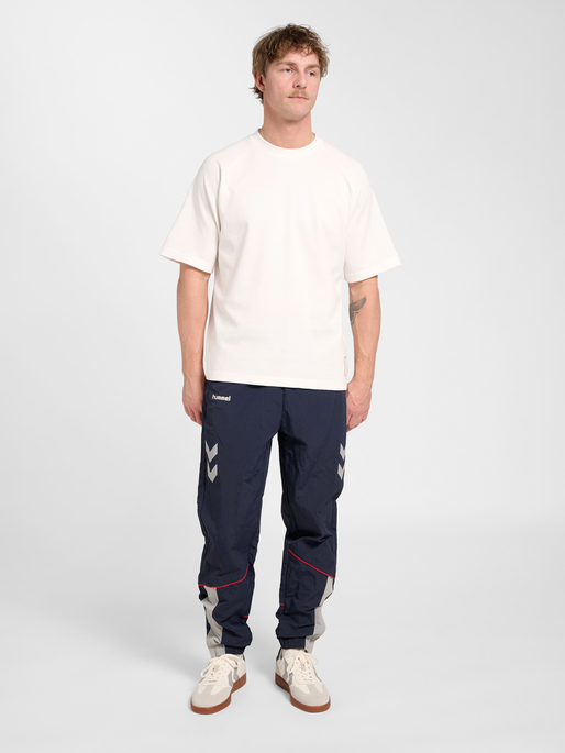 hmlWORLD 26 T-SHIRT S/S, BLANC DE BLANC, model