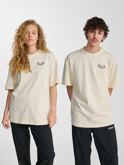 hmlLOOSE T-SHIRT S/S SW, TOFU, model