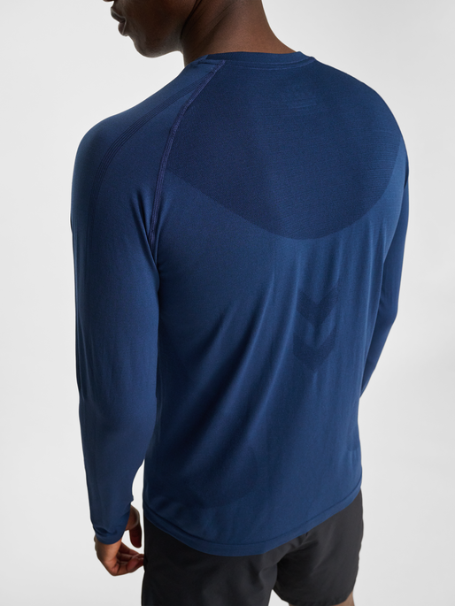 hmlHIIT SEAMLESS T-SHIRT L/S, DRESS BLUES, model