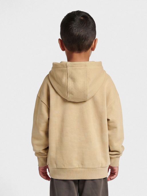 hmlJR LOOSE HOODIE BEE, CORNSTALK, model