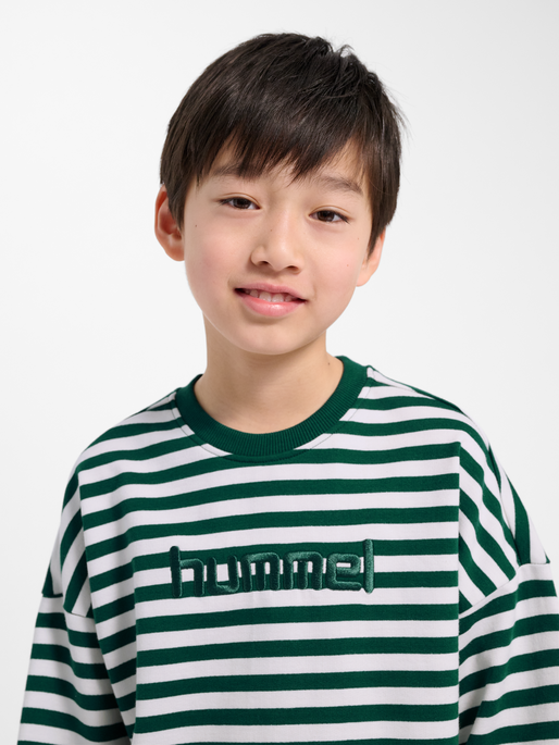 hmlJR GEGGO STRIPE SWEATSHIRT, FOREST BIOME, model
