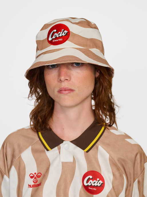 hmlCOCIO BUCKET HAT, TANNIN, model
