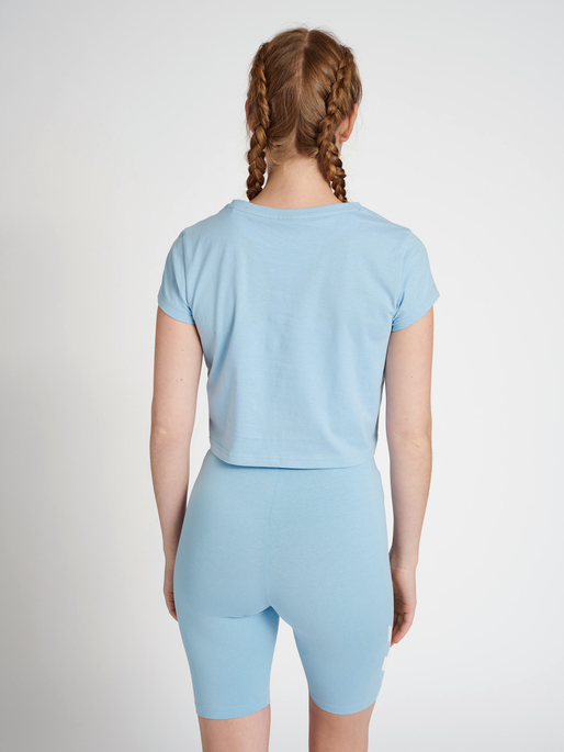 hmlLEGACY WOMAN CROPPED T-SHIRT, PLACID BLUE, model