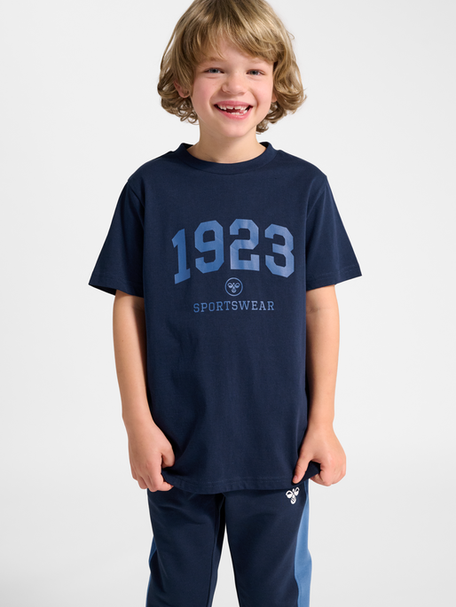 hmlJR GRAPHIC 1923 T-SHIRT S/S, DRESS BLUES, model