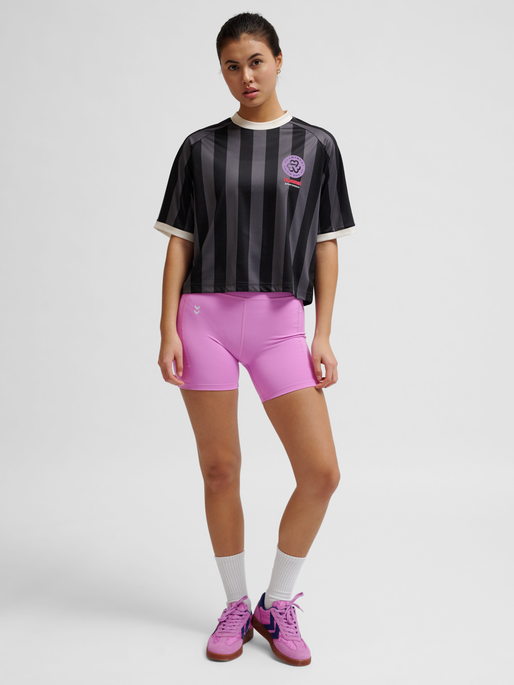 hmlBOXY BEE MINE SHIRT S/S, BLACK, model