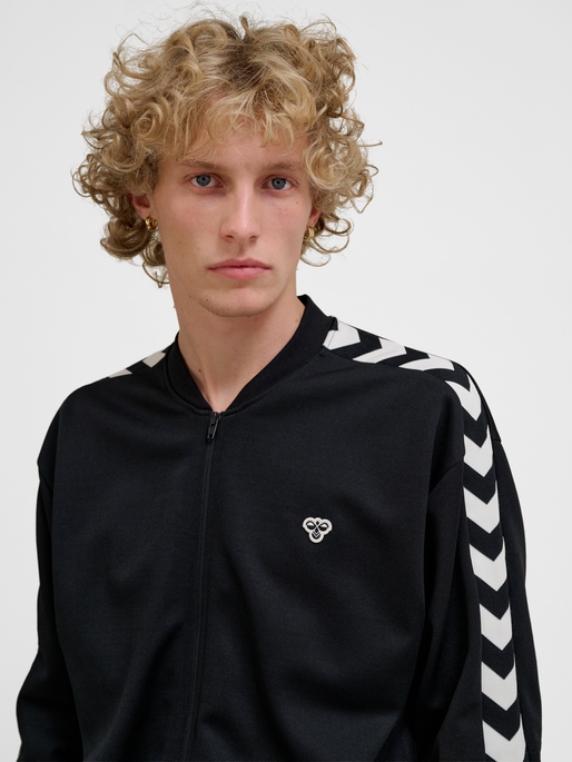 hmlARCHIVE REGULAR POLY ZIP JACKET, BLACK, model