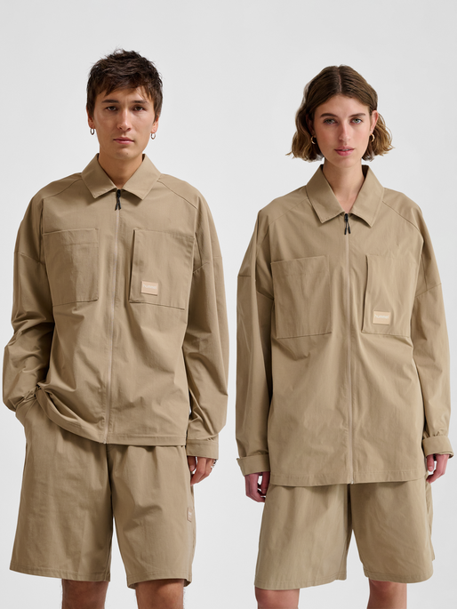 hmlSORONA LOOSE OVERSHIRT, CORNSTALK, model