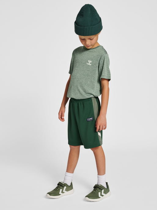 hmlMISTRAL T-SHIRT S/S, LAUREL WREATH, model