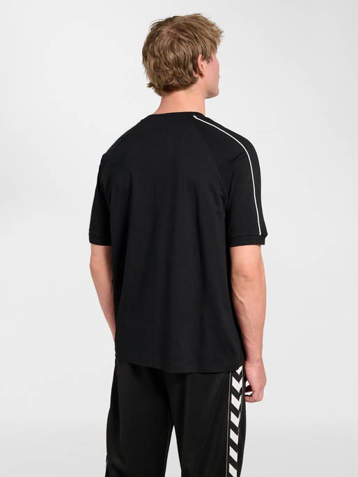 hmlCLUB REST DAY T-SHIRT S/S, BLACK, model